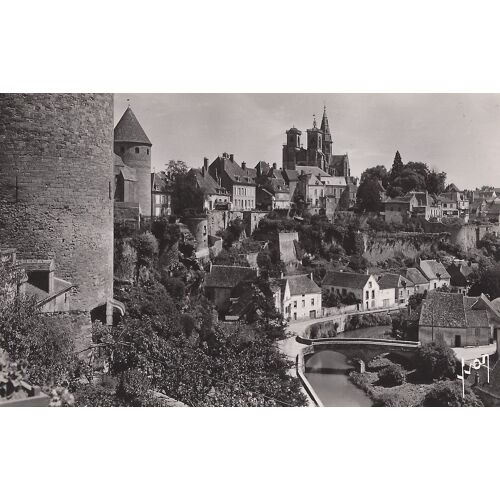 Semur-En-Auxois (C.-D'or) Les Remparts Et L'église Notre-Dame Dominant L'armançon