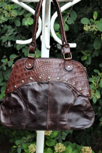 Beau sac 1.2.3 en cuir marron de 2 types differents avec série de clous décoratifs.