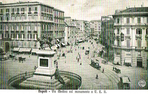 Carte Postale Ancienne, Italie, Napoli - Naples, Via Medina Col Monumento A V. E. I I.