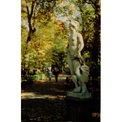 Carte Postale Statue Dans Un Jardin De Saint-Petersbourg