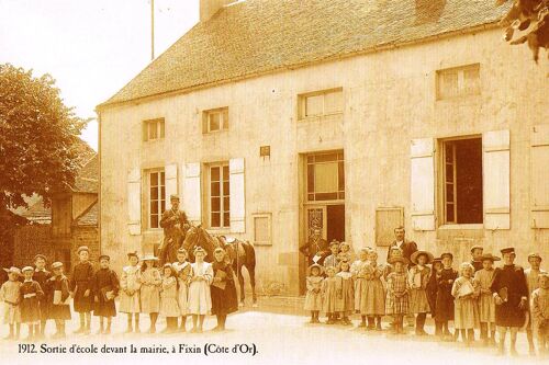 Reproduction De Carte Postale Ancienne, France, Côte D'or ( 21 ), Fixin, Sortie D'école Devant La Mairie