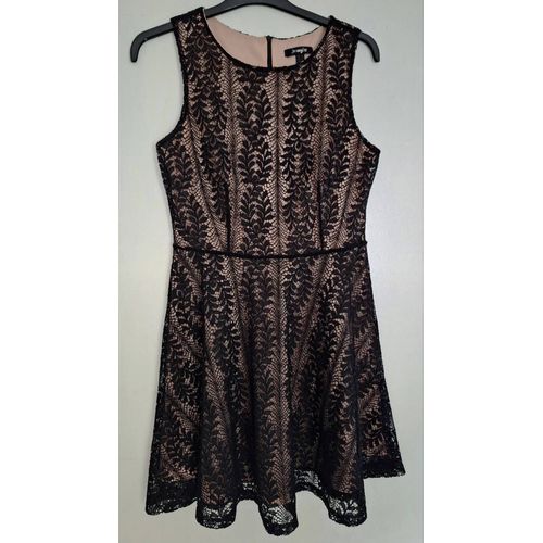 Robe Élégante Sans Manches Toute En Dentelle Noire