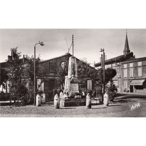 82 Grisolles, Le Monument Aux Morts, Boulangerie