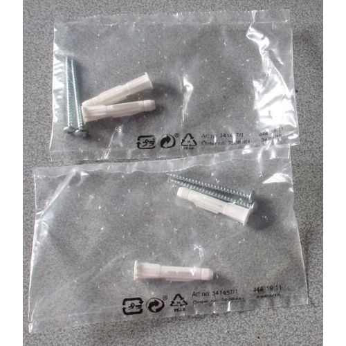 Quatre grandes vis métalliques de 6cm de longueur avec chevilles plastiques blanches-par 2 sous cellophane réf. Ikea 341457/1
