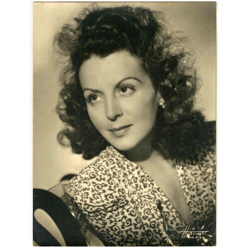 Portrait De Renée Saint Cyr