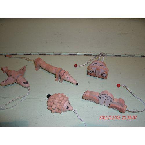 Figurines Kinders Diverses En Bois