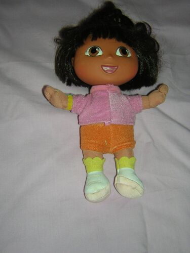 poupée dora 23 cm.