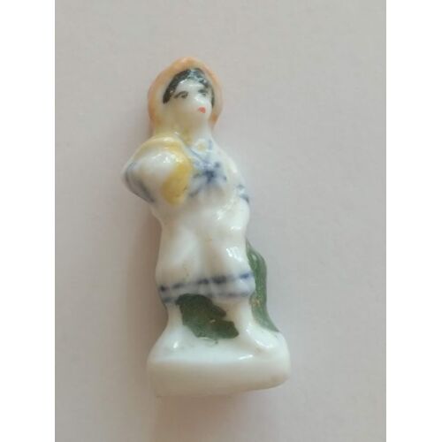 Fèves Brillante Céramique De Collection Santon De Crèche , Femme Assise Porte Un Vase Ou Un Sac Avec Un Chapeau