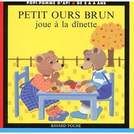 Petit Ours Brun Joue À La Dînette