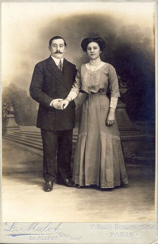 Photo Privée Sur Support Cartonné Épais, Couple Devant Une Toile Décors