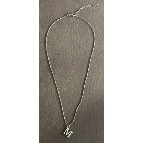 Pendentif Lettre "M" 1 X 1,3 Cm Avec Sa Chaîne De 40 Cm Ajustable