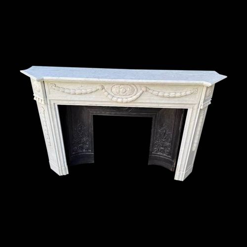 Chemine de style Louis XVI en marbre de Carrare vers 1880 blanc