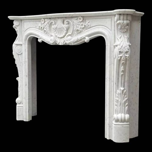 Chemine de style Louis XV en marbre de Carrare vers 1980 blanc