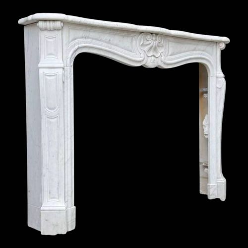 Chemine de style Louis XV en marbre de Carrare vers 1980 blanc