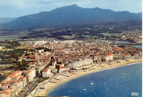 Saint Jean De Luz  . La Plage Et La Rhune  . Pyrénées Atlantique  . 1955