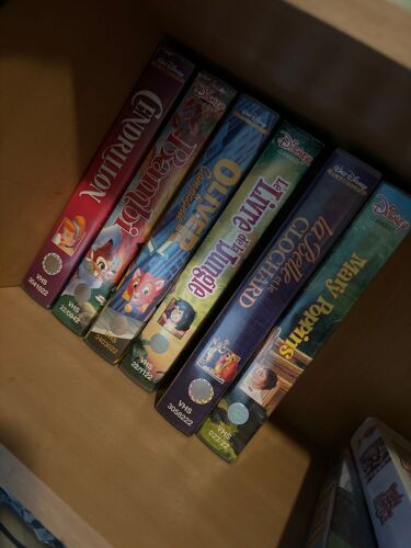 Cassettes VHS Disney prix à proposer ( Cendrillon, Bambi, Oliver & compagnie, Le livre de la jungle, La belle et le clochard, Mary Poppins