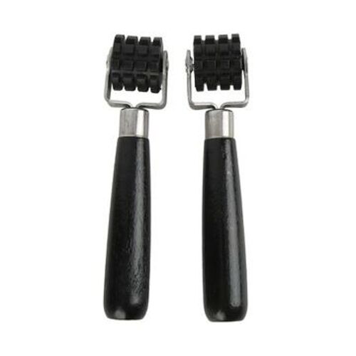 Une Paire De Roues Noires Avec Arbre D'insonorisation Audio De Voiture Qp24312