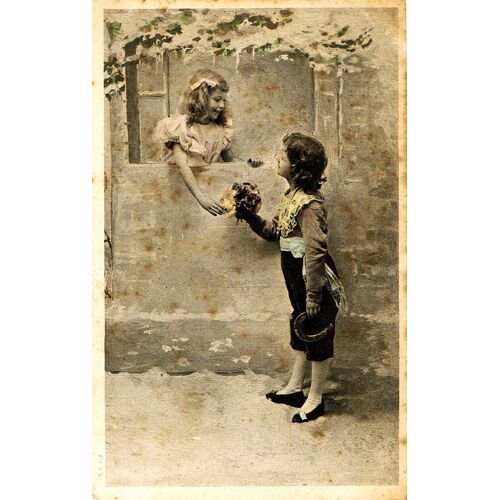 Carte Postale Ancienne Fantaisie, Enfants, Garçon Apportant À Une Jeune Fille Un Bouquet De Fleurs ( Scène Type Roméo Et Juliette )