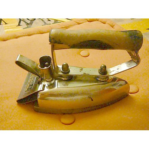 Ancien Fer a repasser Thomson E 228 des années 30/40 300 w 110 volts