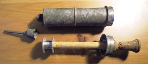 Clystère Ou Seringue De Vétérinaire En Étain Manche En Bois Avec Son Embout Fin 19ième Début 20ième Siècle.Longueur 28.Cm Diamètre 4.Cm.