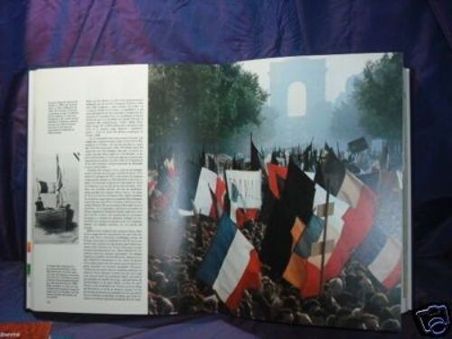 Les Drapeaux A Travers Les Ages Du Monde Entier/Illus