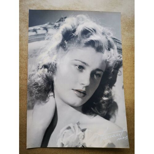 Annie Vernay-Photographie Harcourt. 23,5x16,5cm.