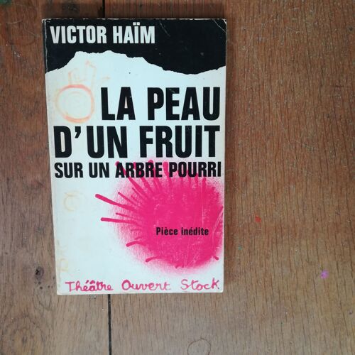 La Peau D'un Fruit Sur Un Arbre Pourri De Victor Haïm