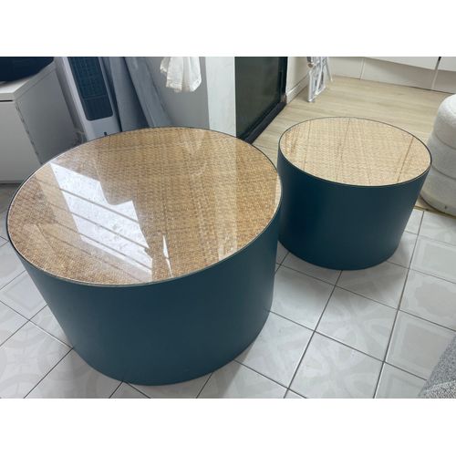 Tables Basses Bleu Avec Une Surface En Verre Recouvrant De Rotin Et Rosier.