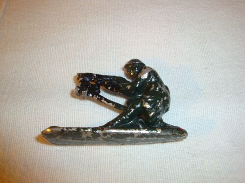 Ancien Petit Soldat En Métal Peint Vert Foncé Tirant Avec Une Mitrailleuse