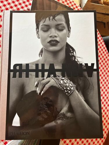 Livre Édition Limitée Photo Rihanna + Porte Livre