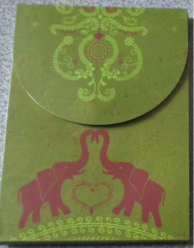 Petit Bloc Notes De 35 Feuillets Détachables Verts Discrètement Décorés (7.5x8.5cm) Dans Un Étui Carton Rigide Décoré D'arabesques Et Dessin De 2 Éléphanteaux-Fermeture Par Rabat-Mention Ifaw