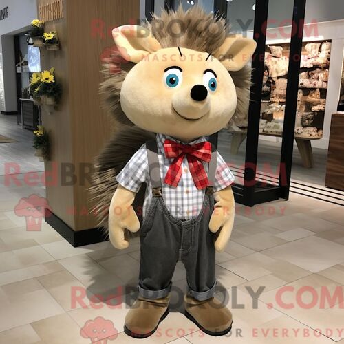 Costume De Mascotte Redbrokoly De Hérisson Beige Habillé D Un Jean Boyfriend Et De Noeuds Papillons