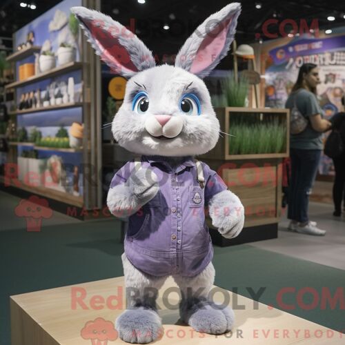 Mascotte Redbrokoly De Lapin Sauvage Lavande Personnage Habillé Avec Un Jean Et Des Pinces À Cheveux