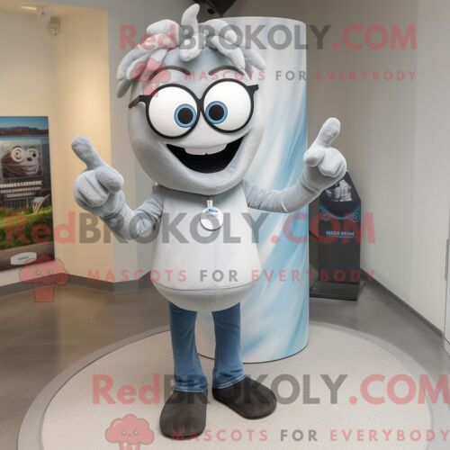 Costume Mascotte Redbrokoly De Bague De Fiançailles Grise Personnage Habillé Avec Un Jegging Et Des Lunettes