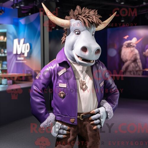 Costume Mascotte Redbrokoly De Zébu Violet Personnage Habillé D Un Blouson Aviateur Et De Boutons De Manchette