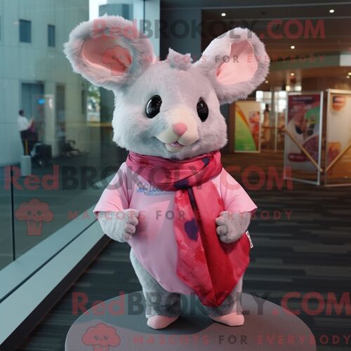 Costume Mascotte Redbrokoly De Chinchilla Rose Personnage Habillé Avec Une Chemise En Popeline Et Des Foulards