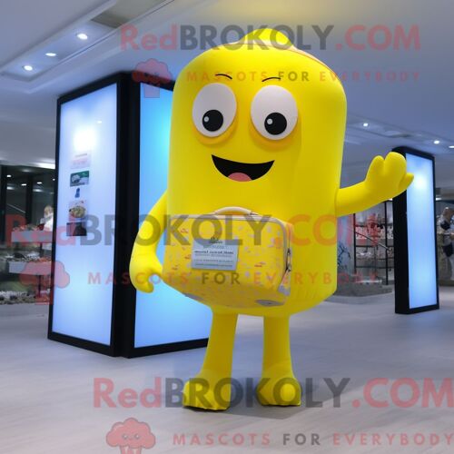 Costume Mascotte Redbrokoly De Boîte À Bonbons Jaune Citron Habillé Avec Un Maillot De Bain Une Pièce Et Des Porte-Documents