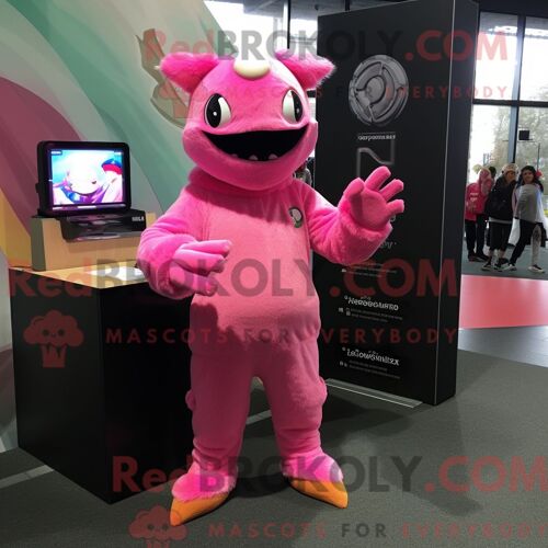 Costume Mascotte Redbrokoly Chupacabra Rose Personnage Habillé Avec Un T-Shirt À Manches Longues Et Des Mitaines
