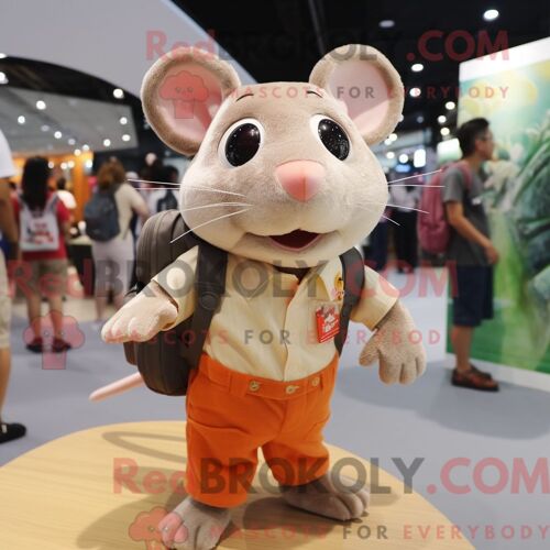 Personnage De Costume De Mascotte Redbrokoly De Rat Pêche Habillé Avec Un Polo Et Des Sacs À Dos