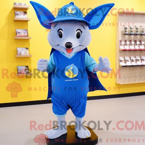 Costume De Mascotte Redbrokoly De Chauve-Souris Aux Fruits Bleus Habillé D Un Short De Course Et D Épingles À Chapeau