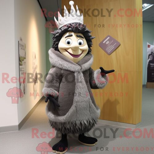 Mascotte Redbrokoly De Personnage De Reine Habillée D Une Parka Et D Épingles À Cravate