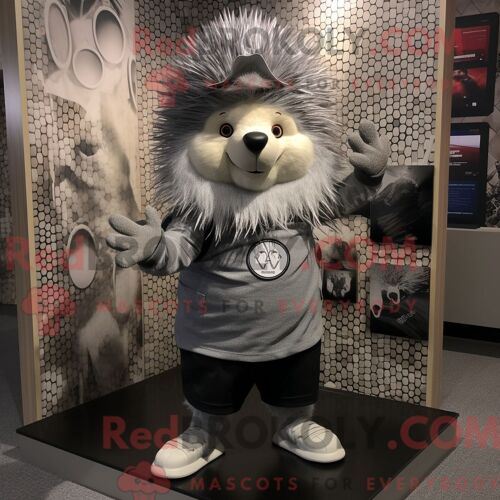 Costume Mascotte Redbrokoly De Hérisson Argenté Habillé D Un T-Shirt À Col En V Et De Bérets