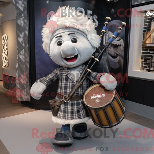 Costume Mascotte Redbrokoly De Cornemuse Grise Personnage Habillé D Un Jean Bootcut Et De Sacs À Dos