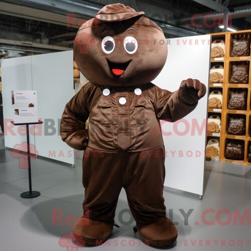 Personnage De Costume De Mascotte Redbrokoly De Chocolats Bruns Habillé Avec Une Salopette Et Des Coussinets De Pied