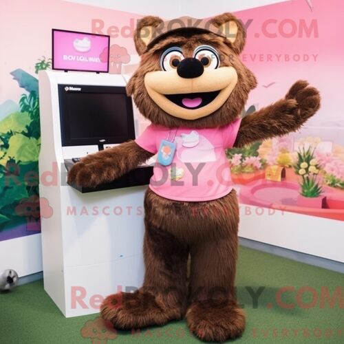 Costume Mascotte Redbrokoly De Personnage Rose Marron Habillé Avec Un Bermuda Et Des Bracelets