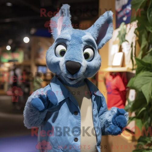 Costume Mascotte Redbrokoly De Kangourou Bleu Habillé D Un T-Shirt Henley Et De Mitaines