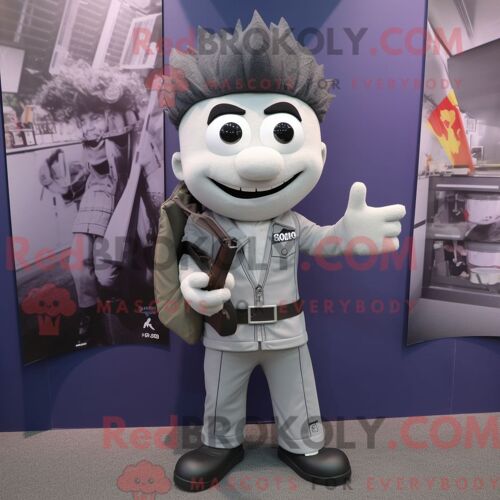 Personnage Mascotte Redbrokoly De Lanceur De Couteaux Gris Habillé D Un Blazer Et De Sacs À Dos