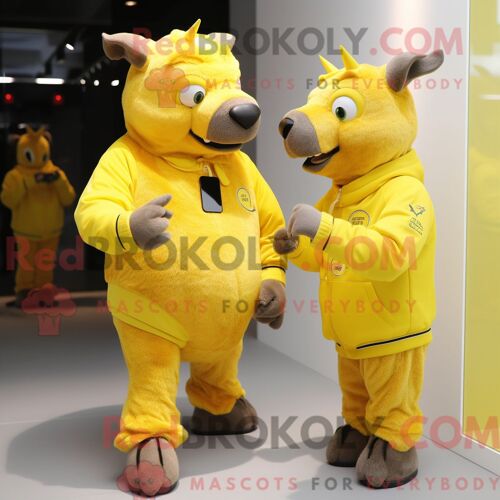 Costume De Mascotte Redbrokoly De Rhinocéros Laineux Jaune Citron Habillé D Un Coupe-Vent Et De Montres Intelligentes