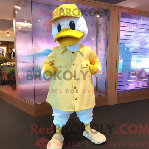 Costume Mascotte Redbrokoly De Cygnes Jaune Citron Habillé Avec Un Bermuda Et Une Casquette