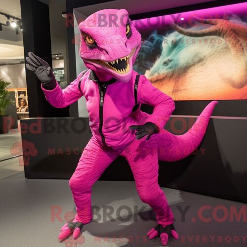 Personnage De Costume De Mascotte Redbrokoly De Velociraptor Magenta Habillé Avec Un Jegging Et Des Ceintures De Smoking